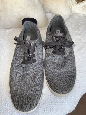 Steve Madden Men’s Gray Knit Lace-Up Sneakers